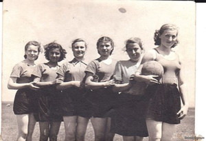 Волейбольная команда Швейной фабрики г. Ессентуки. 1955г.