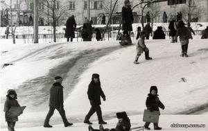 Советское время. Дети. Зима. На горке.